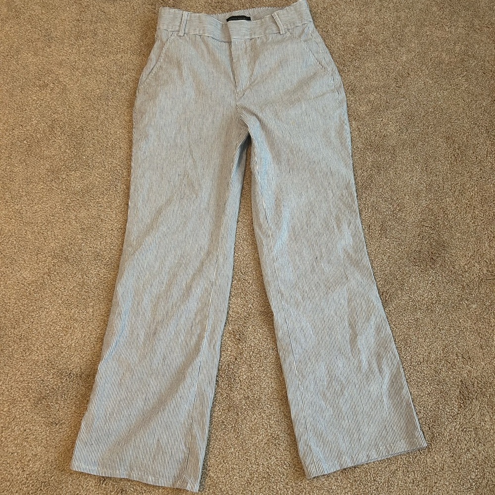 Banana Republic size 2 blue/white striped seersucker cropped pants 28” long
